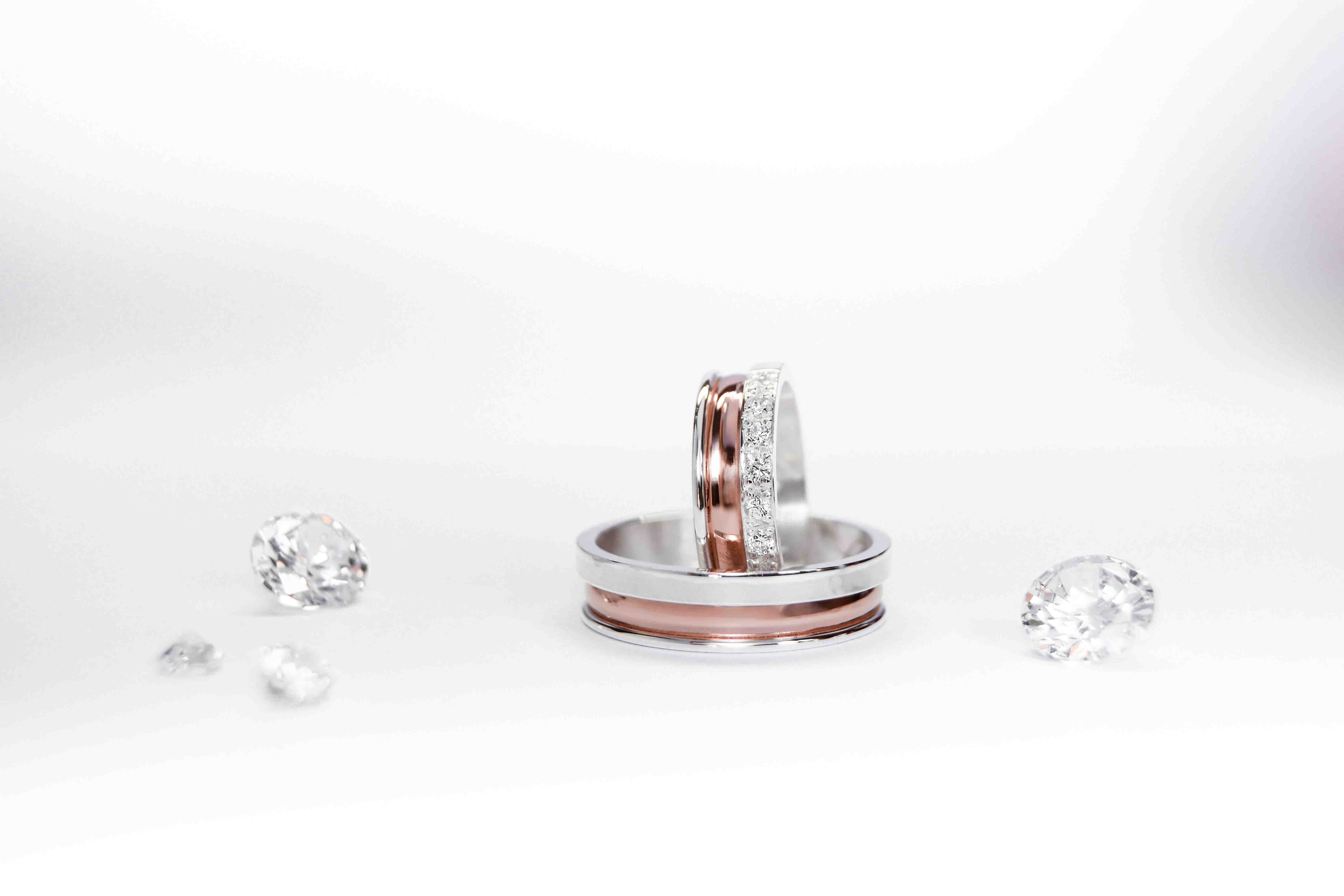 Alianzas de compromiso PO17 Large SG Rose Alianzas y anillos